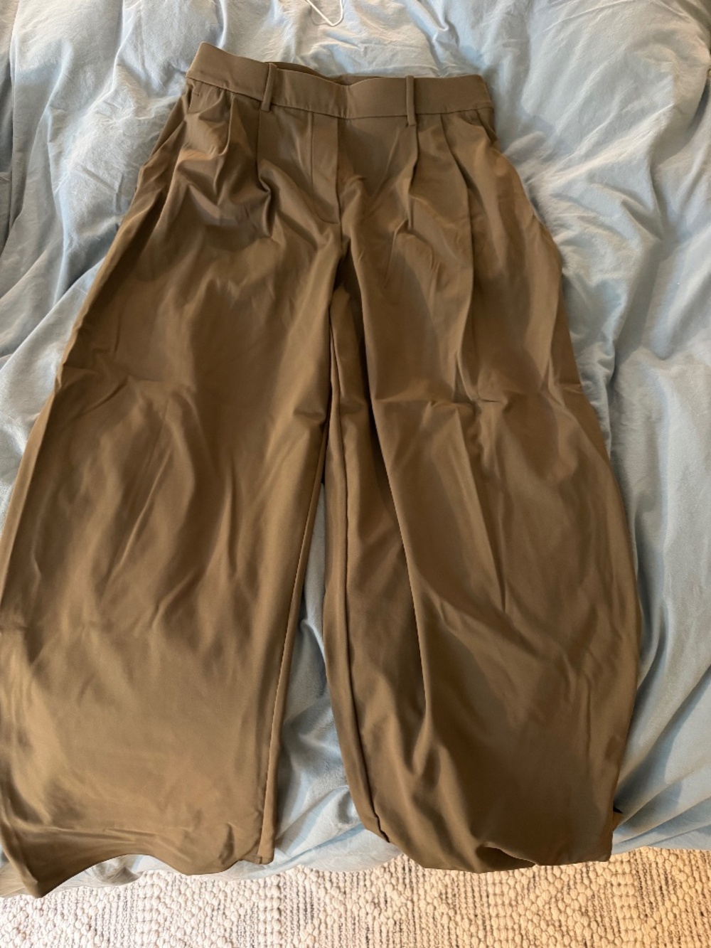 Olive Lululemon pants